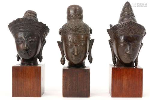 Lot van drie antieke Khmer-sculpturen in brons telkens met d...