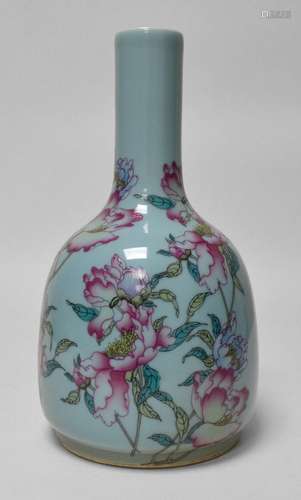 CHINE, XXe. VASE BOUTEILLE en porcelaine é