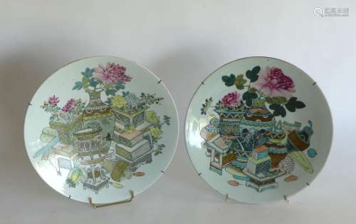 CHINE Paire de plats en porcelaine décorés