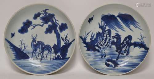 CHINE ou JAPON. Paire de PLATS en porcelai