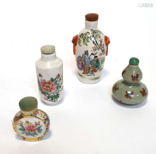 CHINE. Quatre TABATIERES en porcelaine.