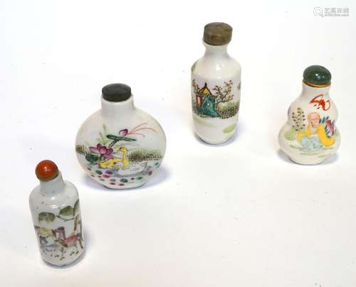 CHINE. Quatre TABATIERES en porcelaine.