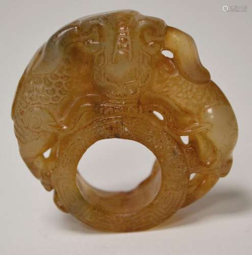 CHINE, XXe. BAGUE d'archer en pierre sculp