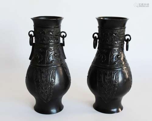 CHINE. Paire de VASES en bronze à patine n