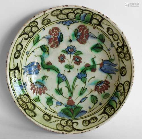 IZNIK, XVIIe. PLAT à décor floral polychro