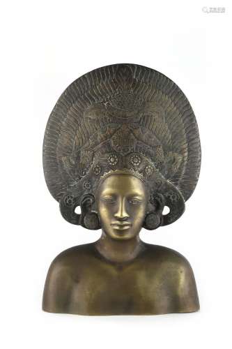 VIETNAM, XXe siècleBuste en bronze doré représentant une ...