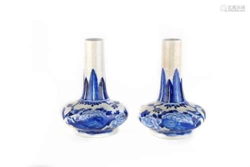 CHINE, XIXe sièclePaire de vases en porcelaine à décor bl...