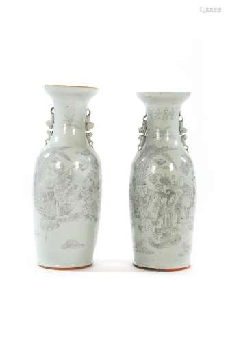 CHINE, XIXe sièclePaire de vases balustres en porcelaine à...