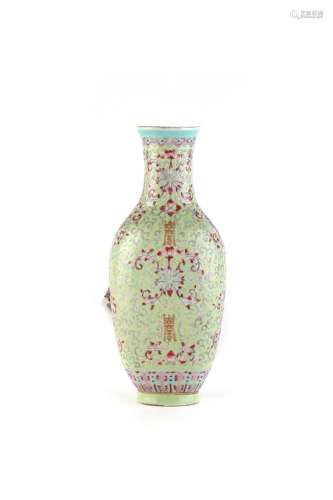 CHINE, XIXe siècle Vase en porcelaine à décor polychrome ...
