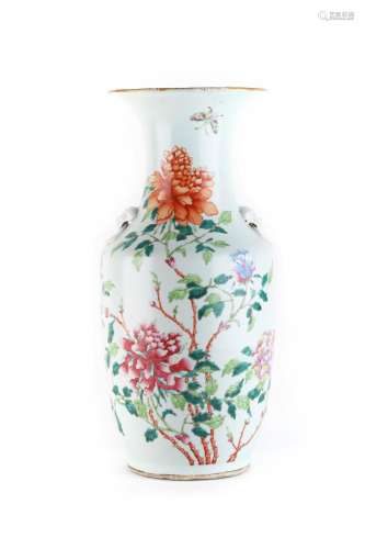 CHINE, XIXe siècle Vase balustre en porcelaine à décor fa...