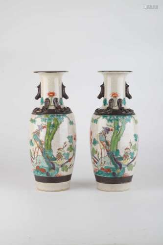CHINE, XIXe sièclePaire de vases miniatures en porcelaine d...