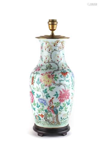 CHINE, XIXe siècle Vase balustre en porcelaine à décor dan...
