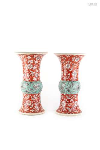 CHINE, XIXe siècle Paire de vases de forme cornet ou Yenyen...