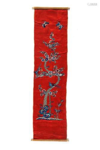 CHINE, XIXe siècleEnsemble de deux textiles en soie rouge e...