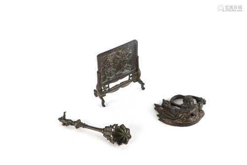 CHINE, XIXe siècleÉcran de table miniature en bronze à de...