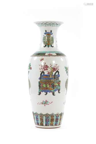 CHINE, XXe siècleGrand vase balustre en porcelaine à déco...