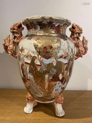 Rare vase tripode en porcelaine Satsuma à décor de samouraïs...