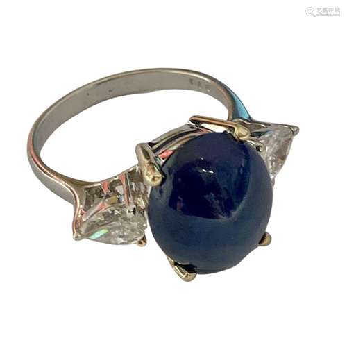 Bague en or gris 18 ct ornée d'un saphir cabochon dans un en...