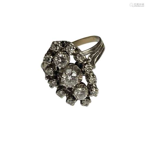 Bague marquise en or gris 18 ct, au centre 3 diamants plus i...