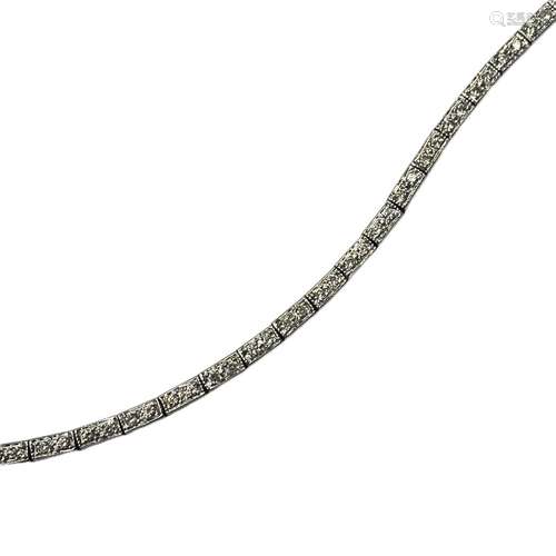 Bracelet rivière de diamants en or gris 18 ct, à décor géomé...