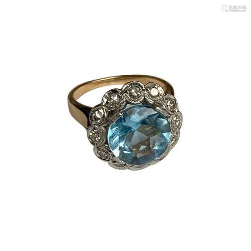 Bague en or rose 18 ct ornée d'une aigue marine taille ronde...