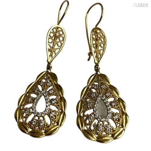 Paire de pendants d'oreilles en or jaune 18 ct à riche décor...