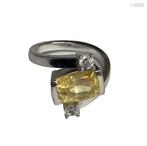 Bague en or gris 18 ct ornée d'un saphir jaune taille émerau...