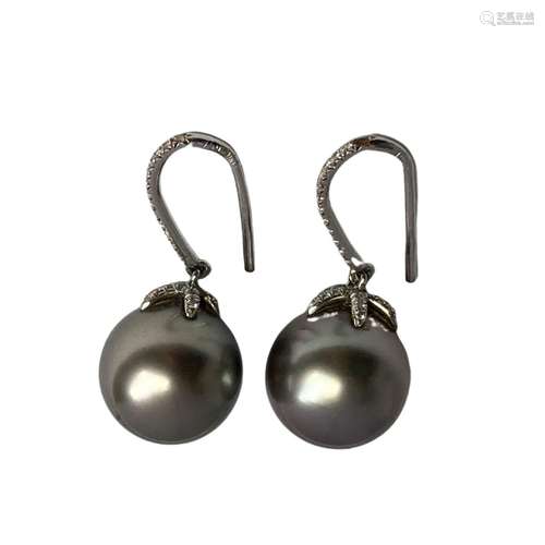 Paire de boucles d'oreilles en or gris 18 ct, chacune avec u...