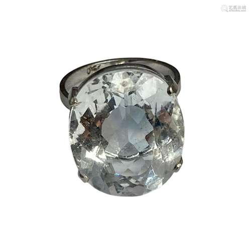 Bague en or gris 18 ct retenant une importante aigue marine ...