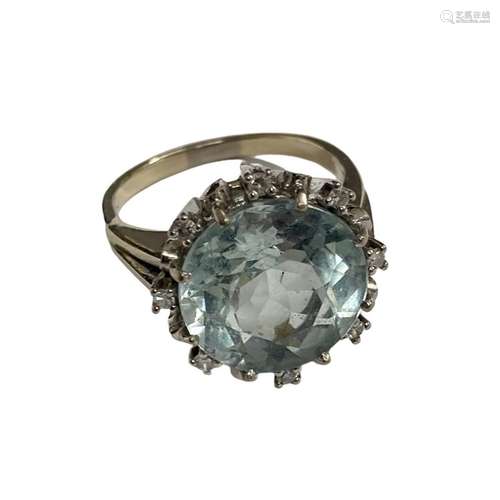 Bague en or gris 18 ct ornée d'une importante aigue marine e...