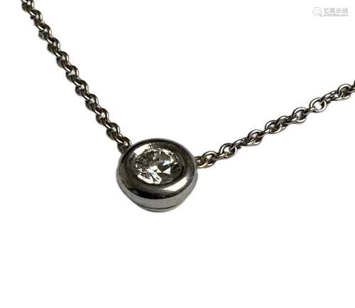 Collier en or gris 18 ct avec son pendentif circulaire orné ...