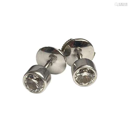 Clous d'oreilles en or gris 18 ct, chacun orné d'un diamant ...