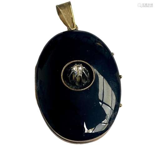 Important pendentif ovoïde en or jaune 14 ct et onyx, la par...