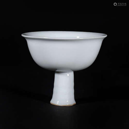 Tianbai-Glazed Incised Dragon and Cloud Stem Bowl