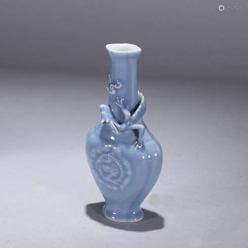 Lavender-Glazed Applique-Decorated Dragon Vase