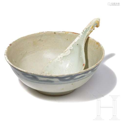 A Chinese bowl and a spoon from the Tek Sing-find, 1822
