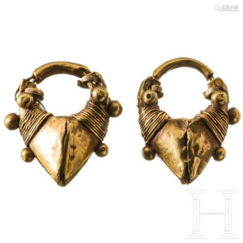 Pair of golden earrings, Parthian or Sasanian, 1st - 4th cen...