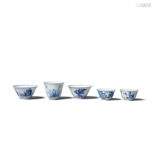 A GROUP OF FIVE BLUE AND WHITE WINE CUPS Qing dynasty  (5)