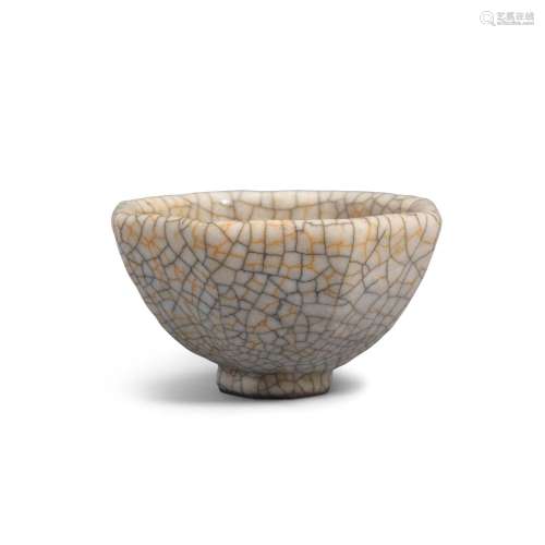 A SMALL GE-TYPE FACETED BOWL  Ming dynasty