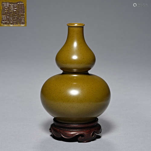 Qing Dynasty Qianlong, single glaze color, gourd shape Bottl...