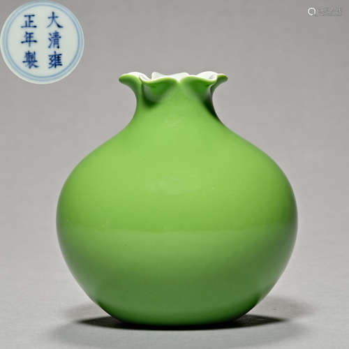 Qing Dynasty Yongzheng, single, green glaze color, Bottle