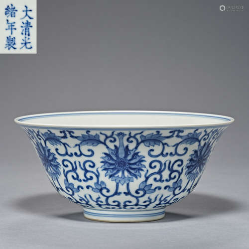 Qing Dynasty Guangxu, blue and white porcelain, flower decor...