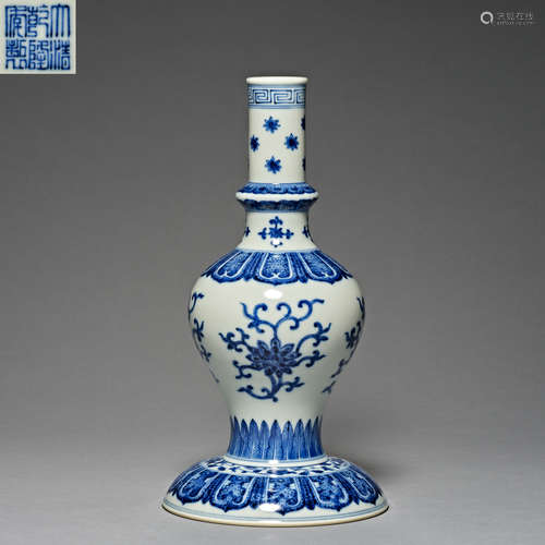 Qing Dynasty Qianlong, blue and white porcelain, Bottle