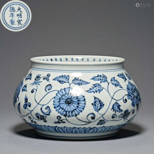 Ming Dynasty Xuande, flower decoration, blue and white porce...