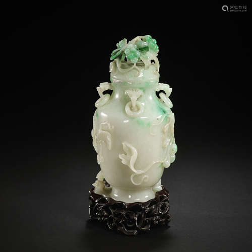 JADE VASE FROM QING DYNASTY, CHINA