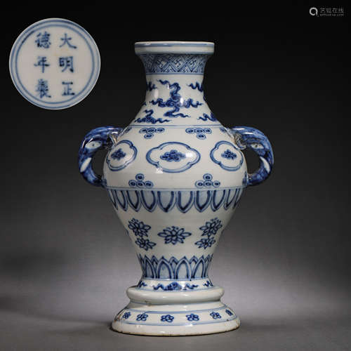 CHINESE MING DYNASTY BLUE AND WHITE VASE