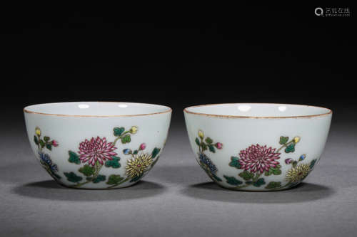 A PAIR OF CHINESE QING DYNASTY FAMILLE ROSE CUPS