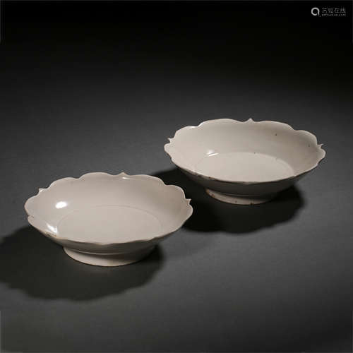 A PAIR OF CHINESE FIVE DYNASTIES PERIOD DING WARE FLOWER MOU...