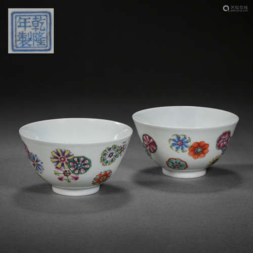 A PAIR OF CHINESE QING DYNASTY QIANLONG FAMILLE ROSE CUPS  