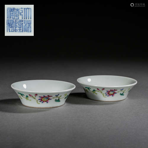 A PAIR OF CHINESE QING DYNASTY QIANLONG FAMILLE ROSE CUPS  